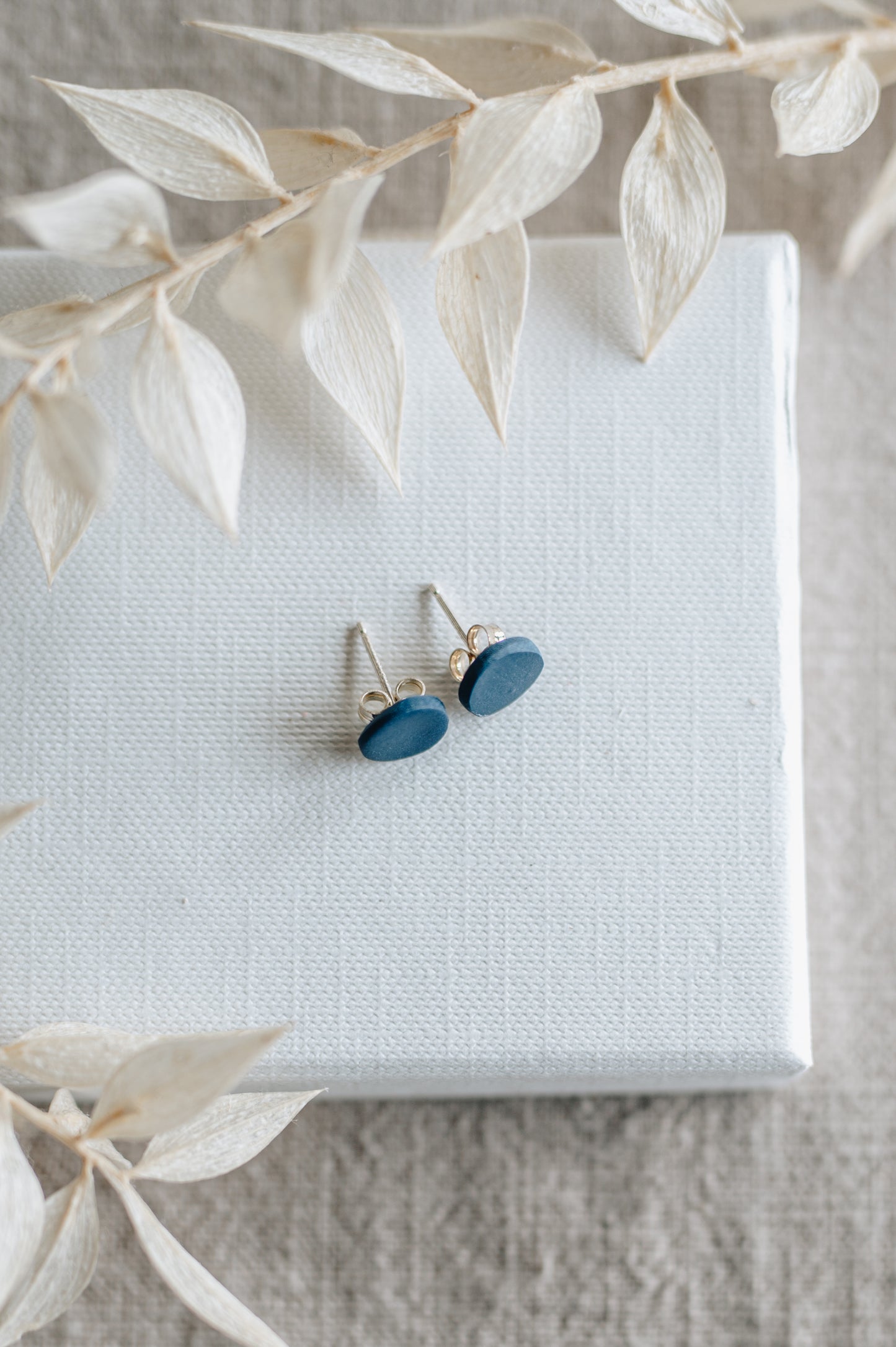 "Zany" round stud earrings