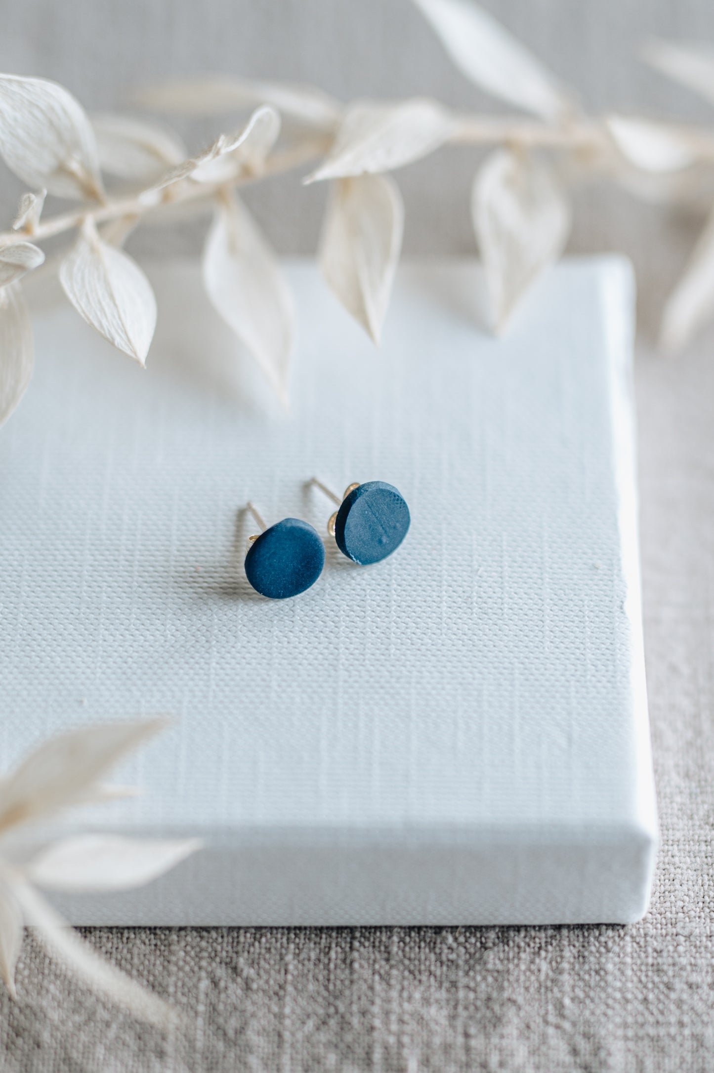 "Zany" round stud earrings
