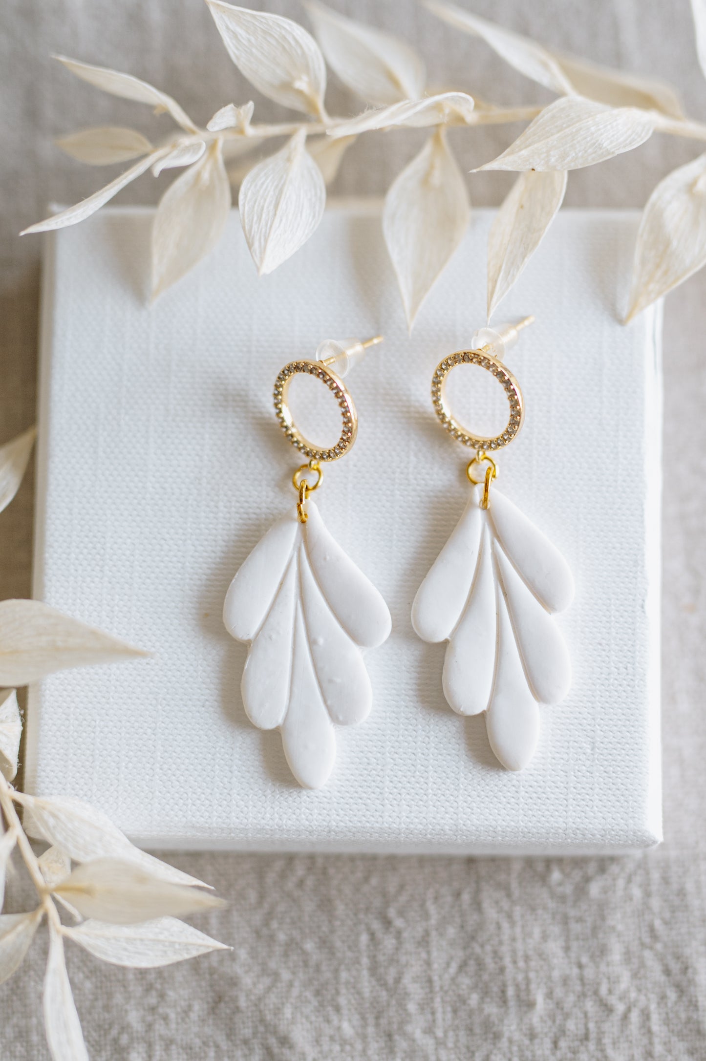 AUTUMN - Ohrringe Weiß mit goldenen Stecker