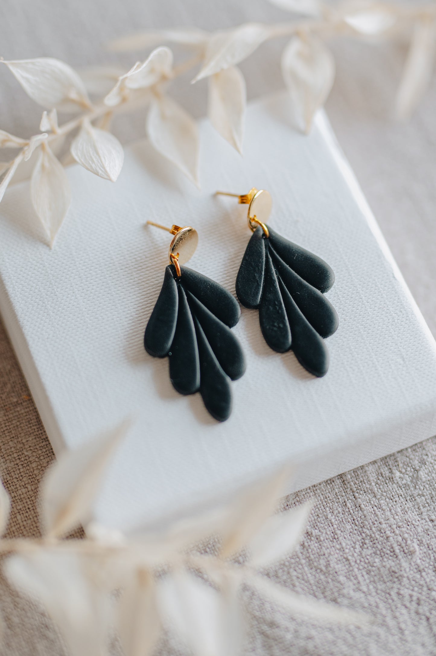 AUTUMN - Ohrringe Weiß mit goldenen Stecker
