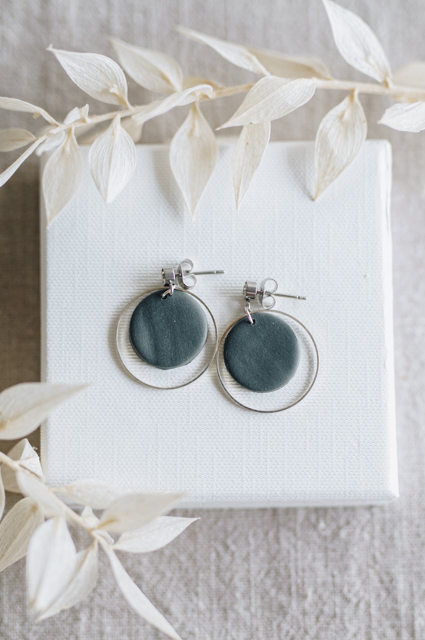 "Celestial" round earrings with a fine ring
