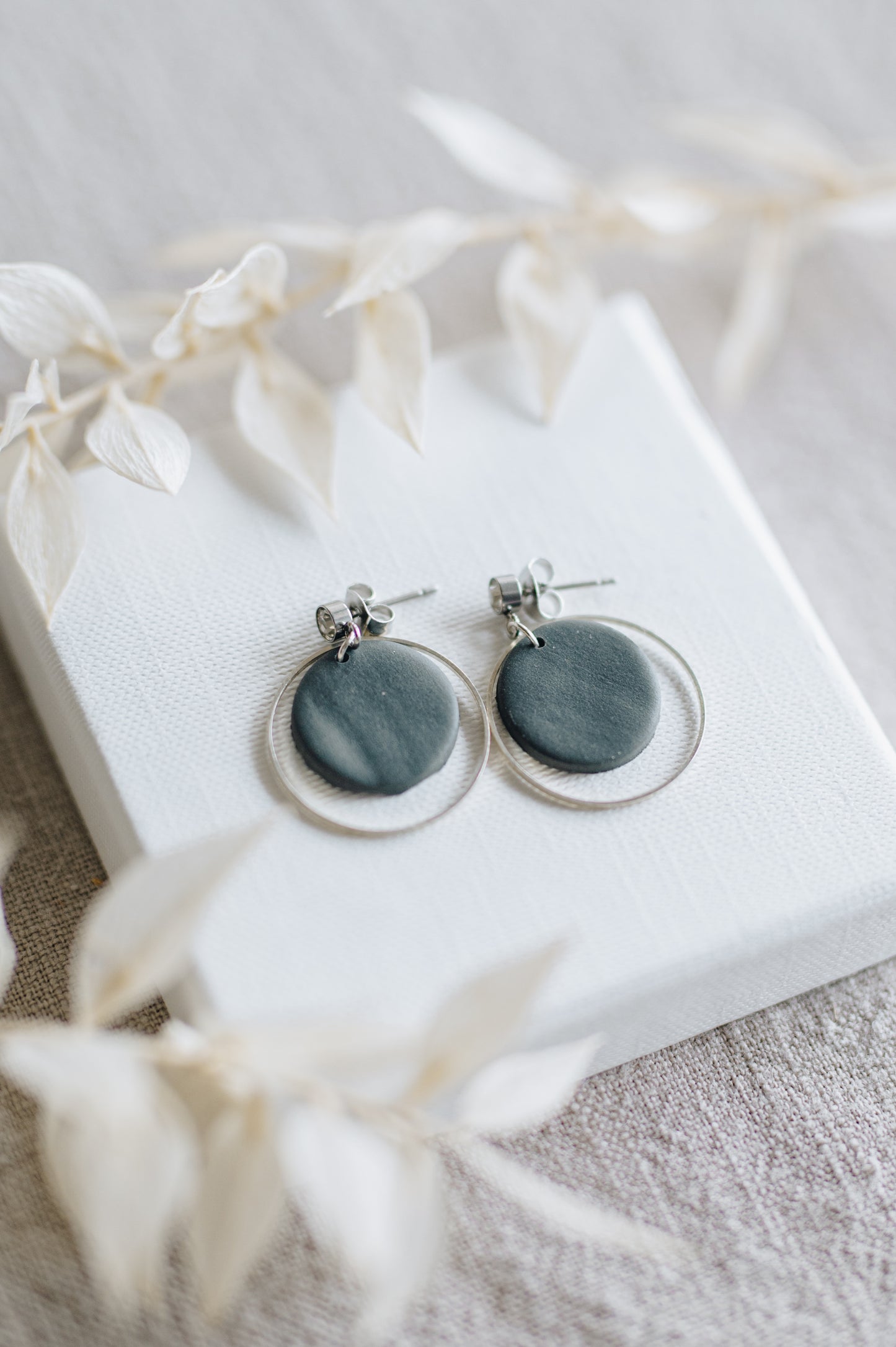 "Celestial" round earrings with a fine ring
