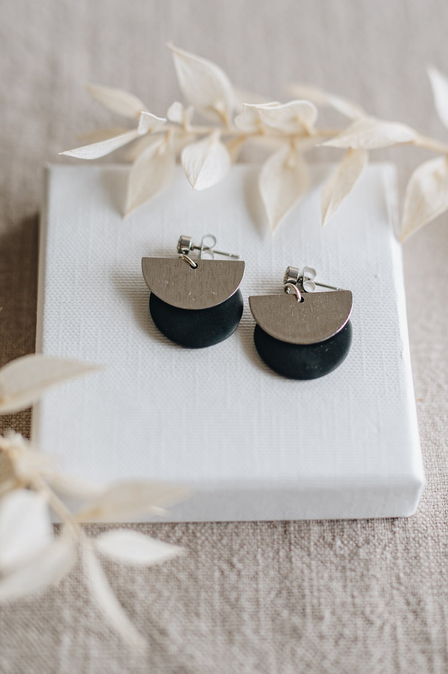 "Belive" round earrings with gold pendant