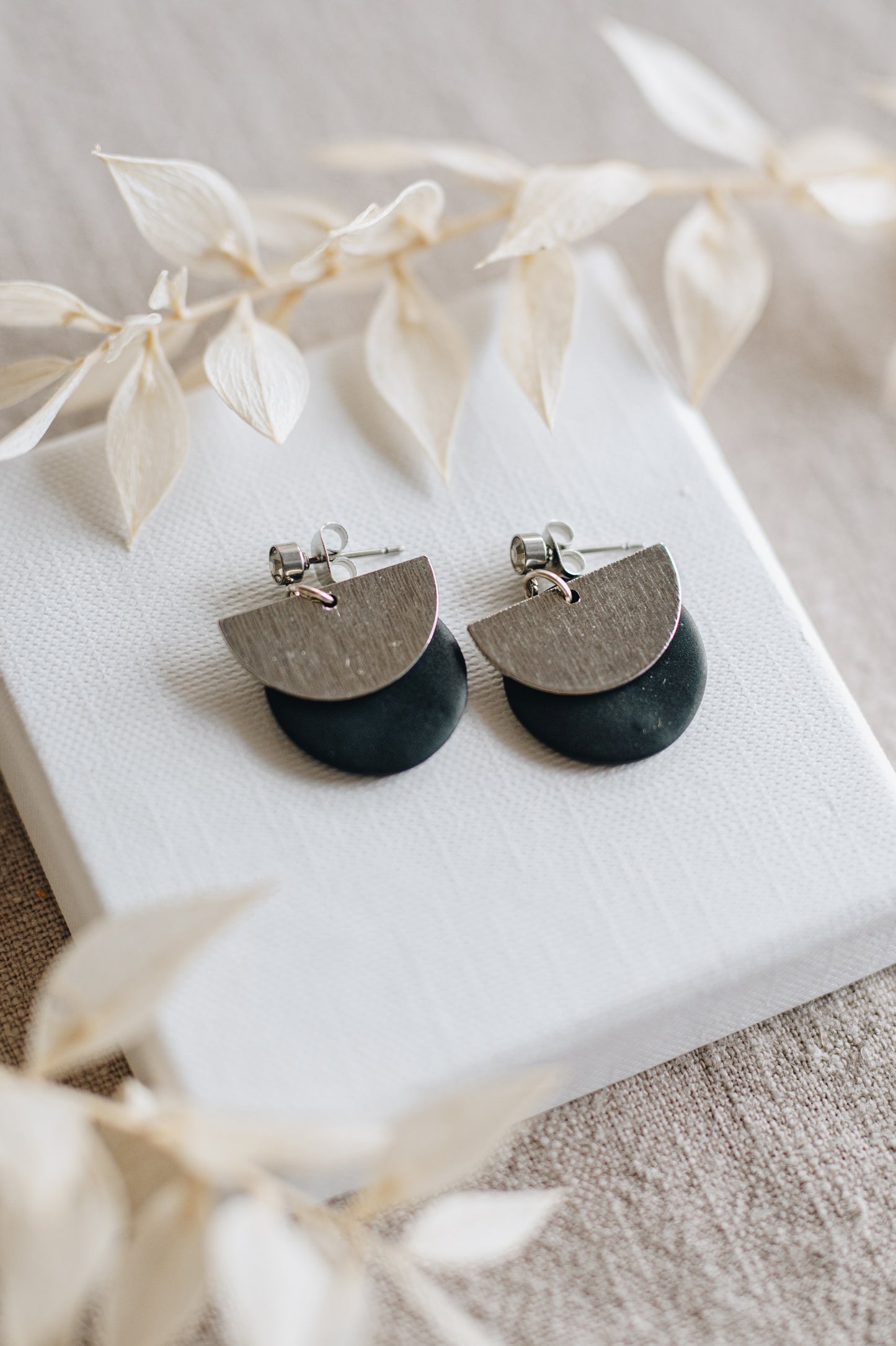 "Belive" round earrings with gold pendant