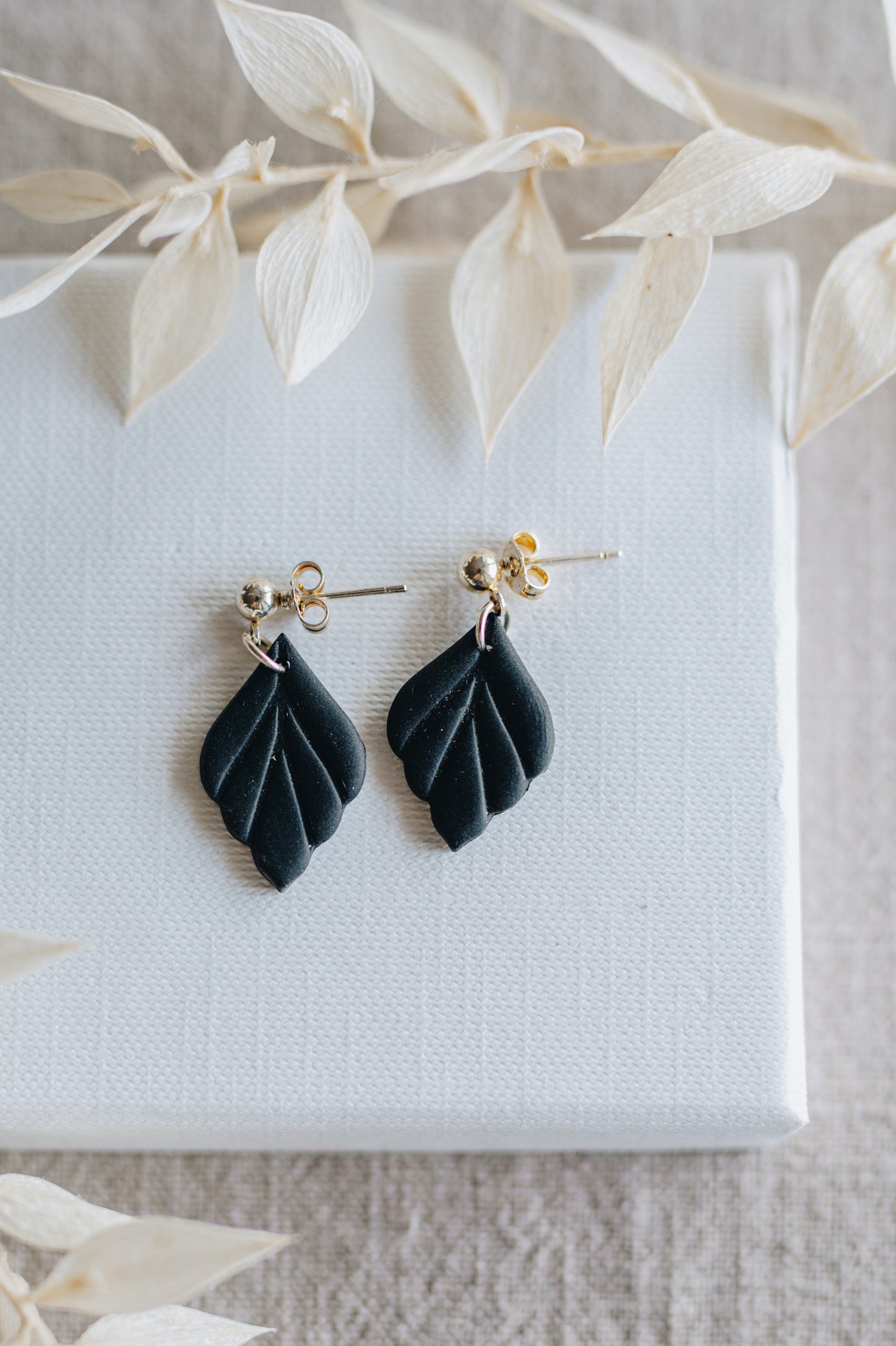 "Anima" earrings subtle design