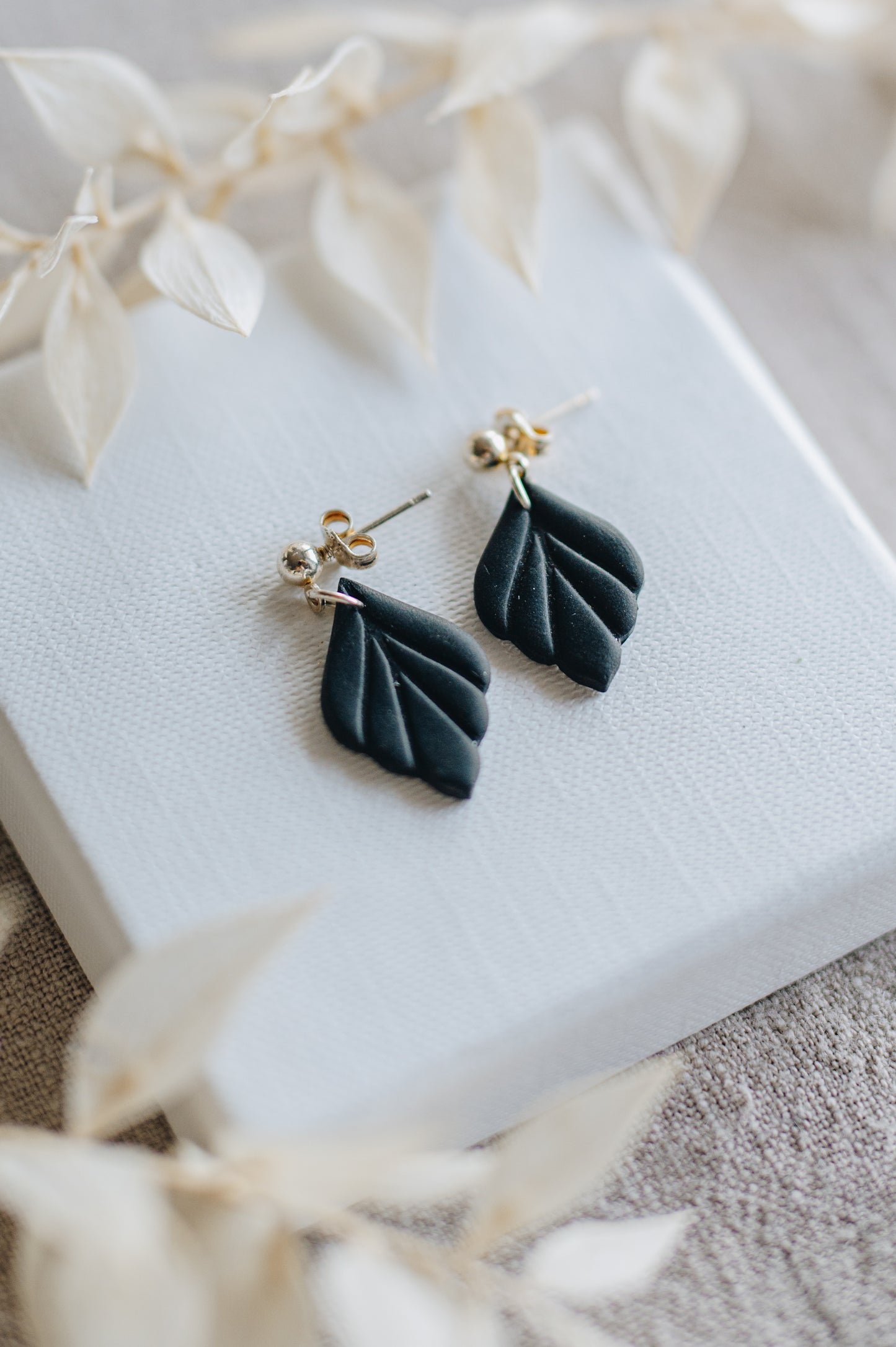 "Anima" earrings subtle design