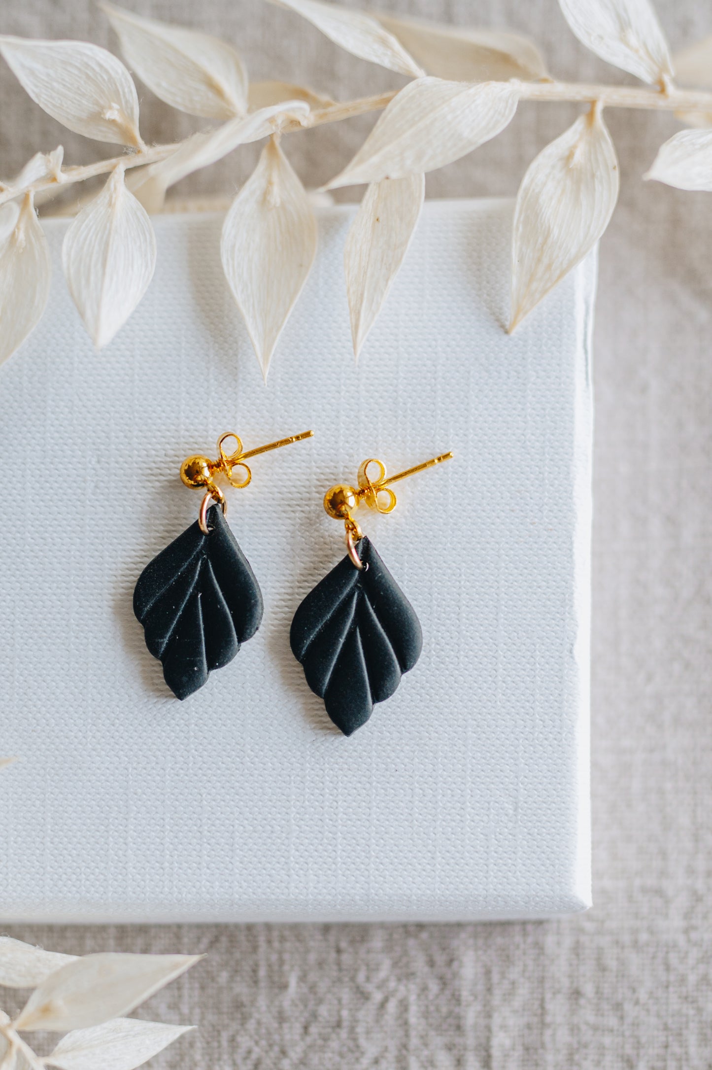 "Anima" earrings subtle design