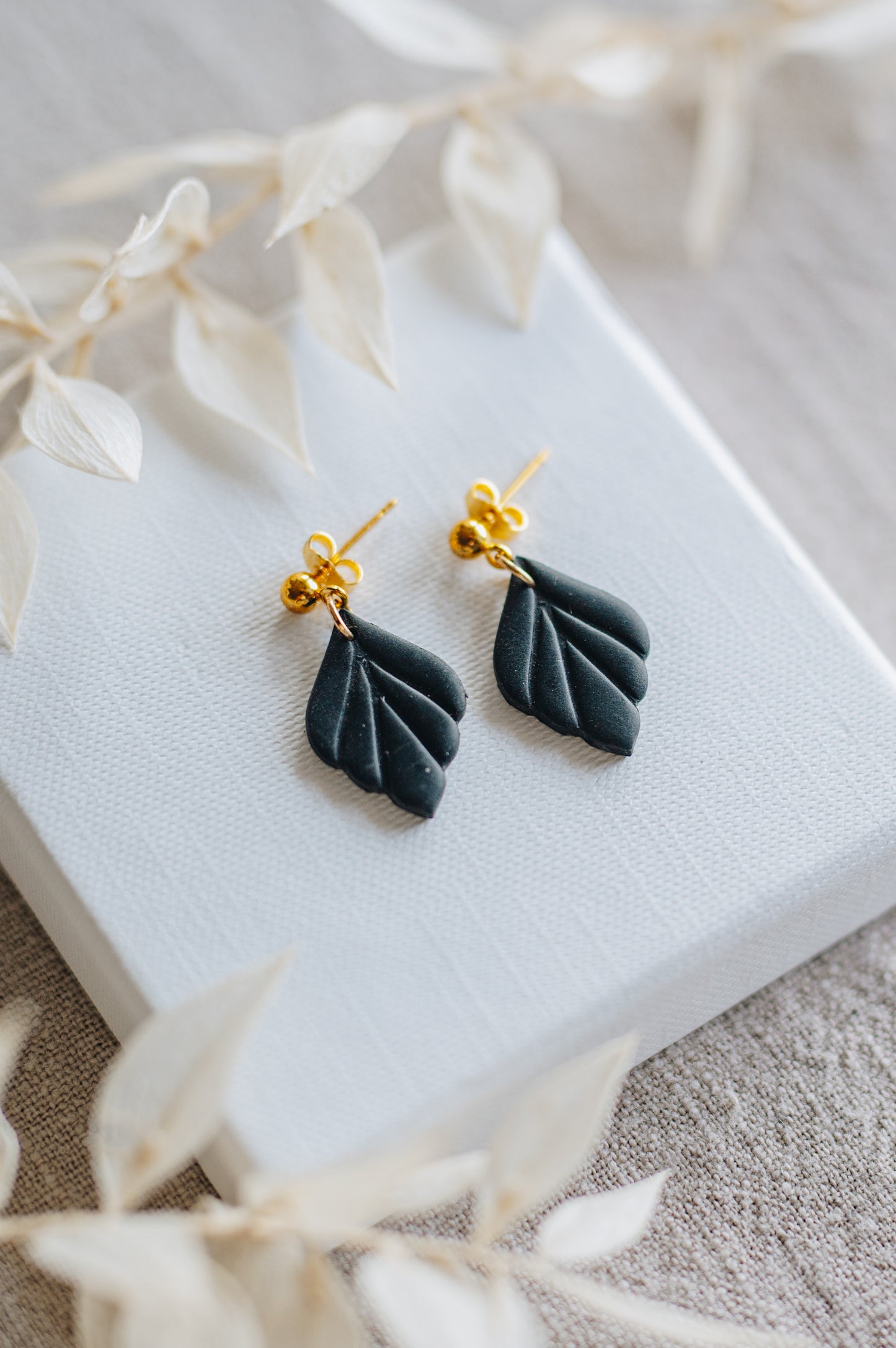 "Anima" earrings subtle design