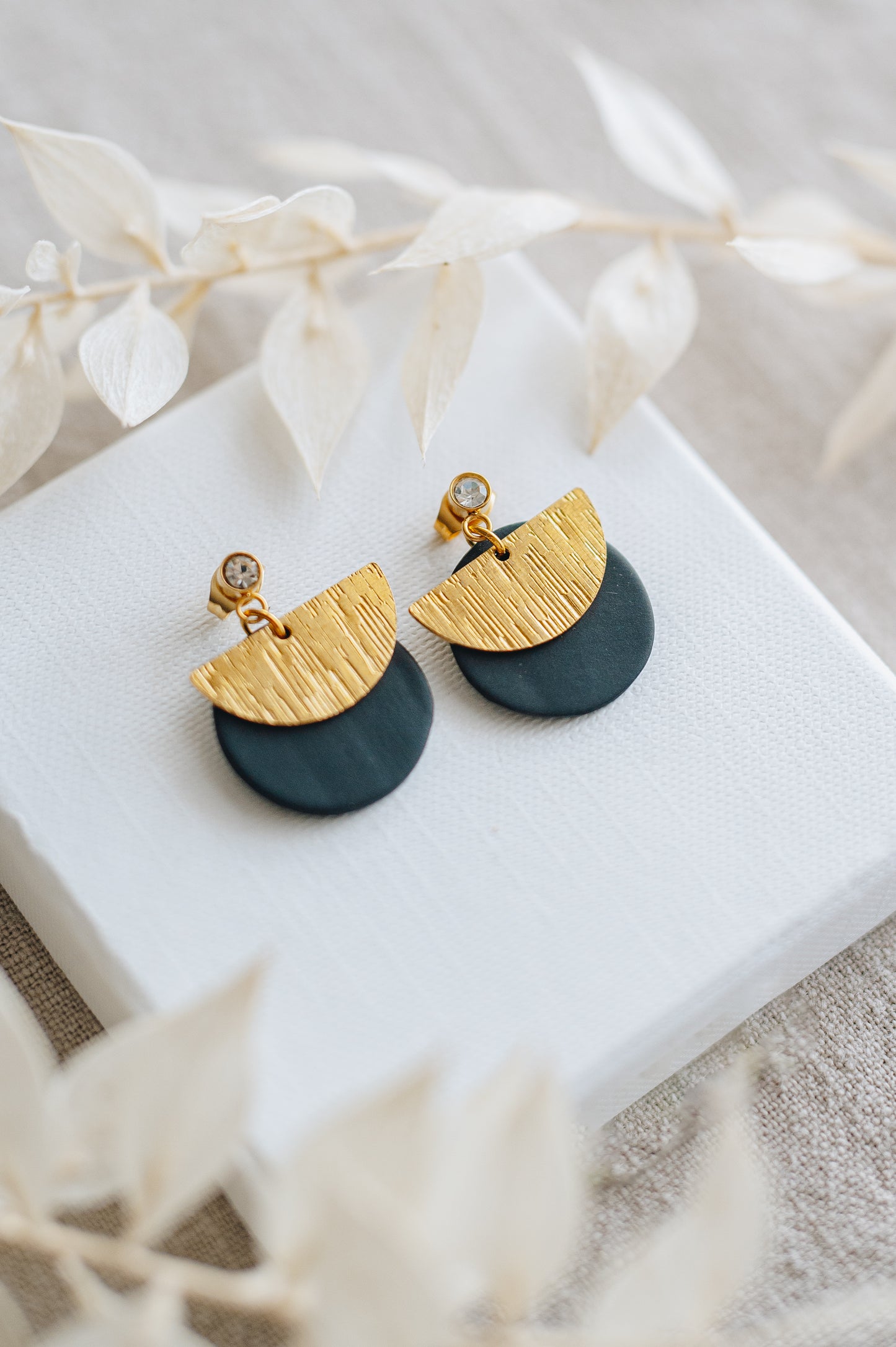 "Belive" round earrings with gold pendant