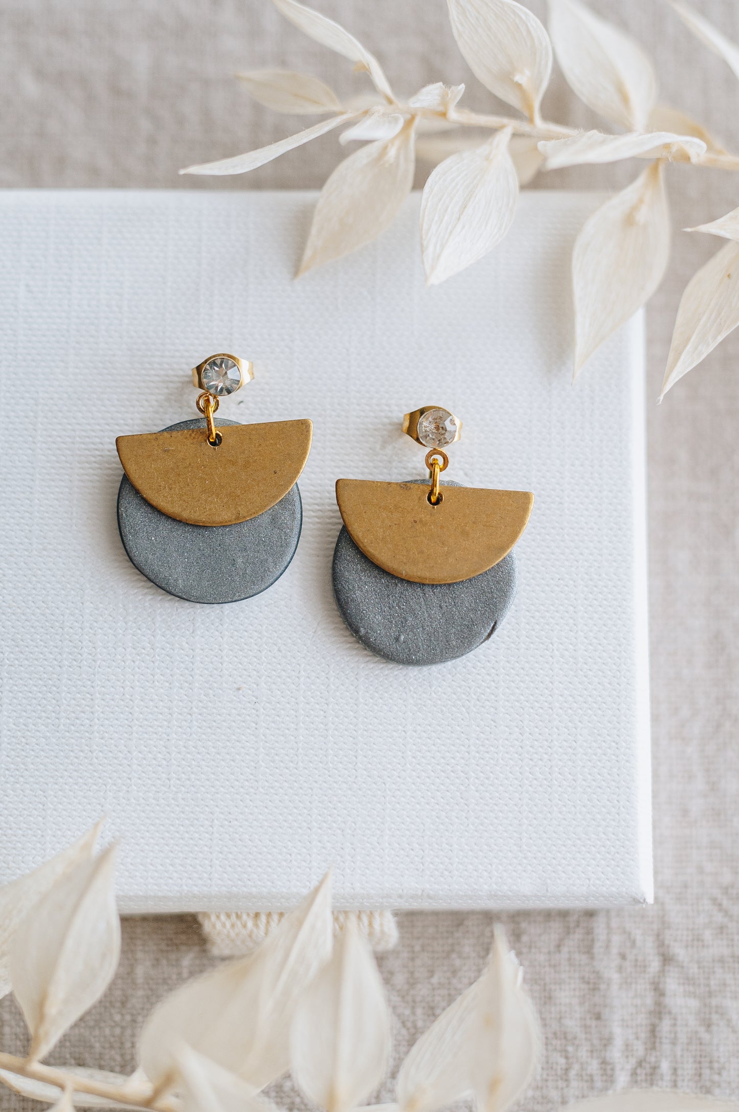"Belive" round earrings with gold pendant