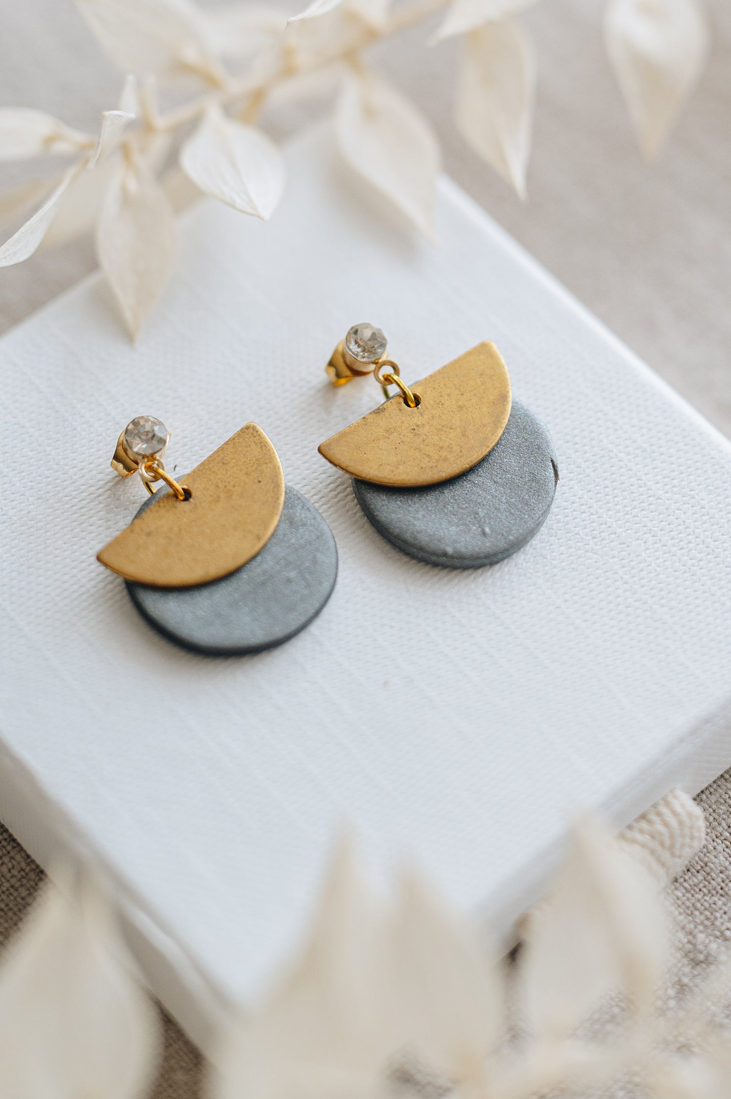 "Belive" round earrings with gold pendant