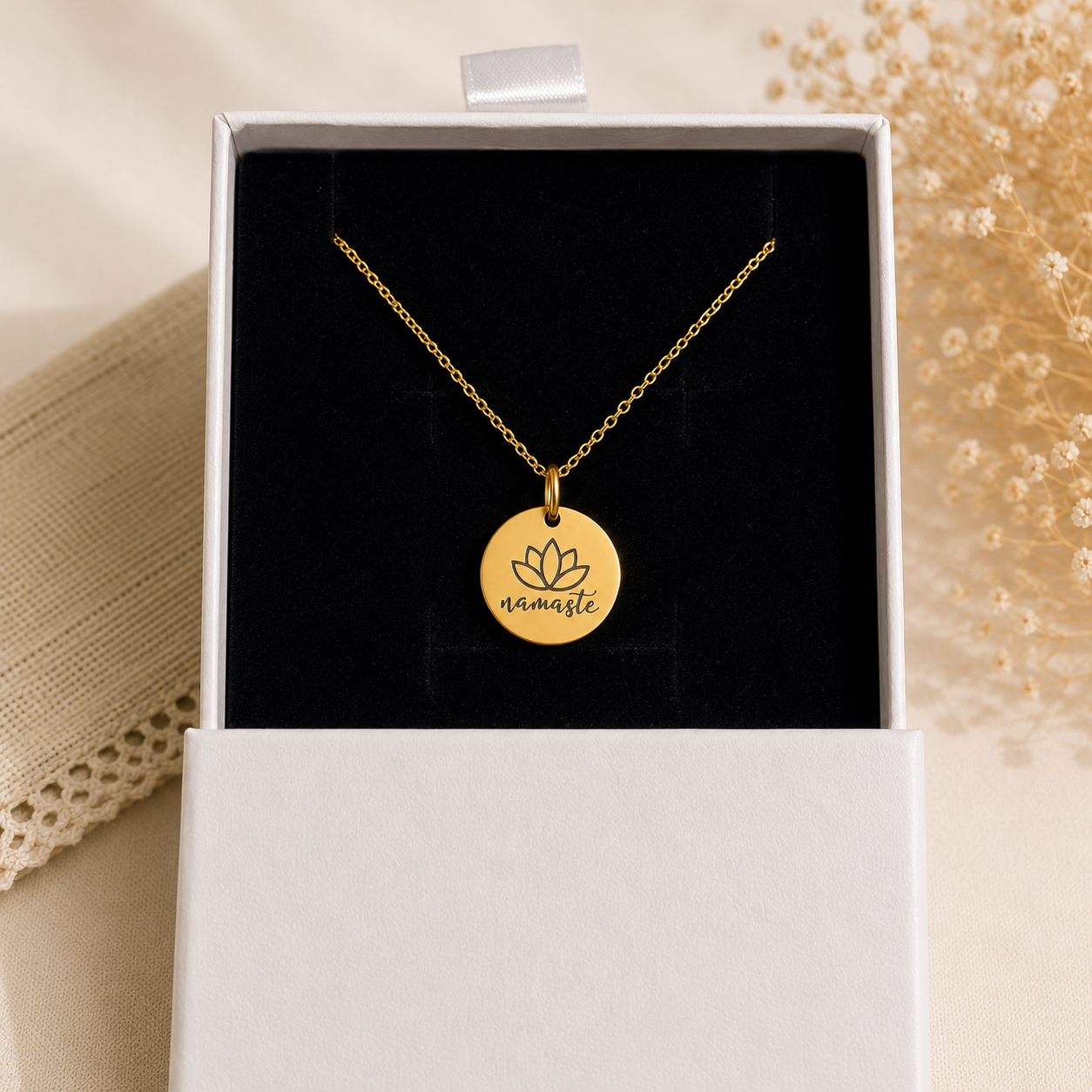 MIRA Yoga Kette Namaste in Gold – Produktbild