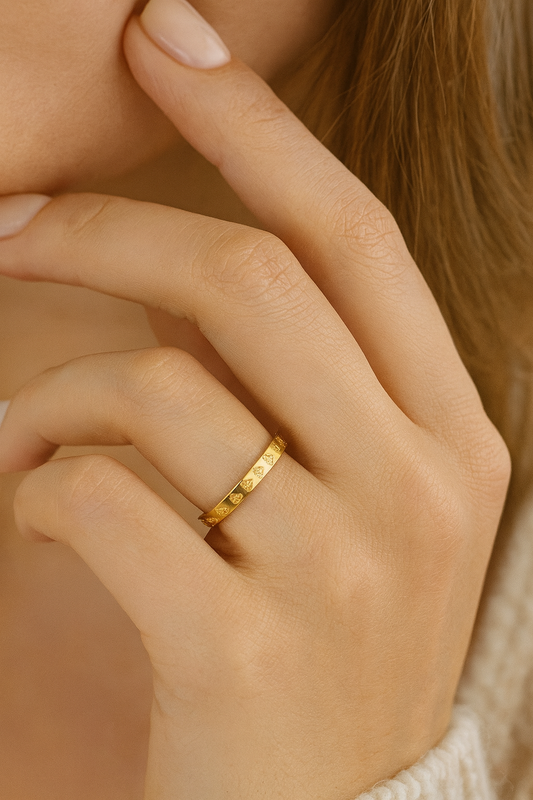 LIVIA - Feiner Gold Ring mit Prägung
