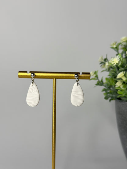 "Cleo" earrings white / black with structure