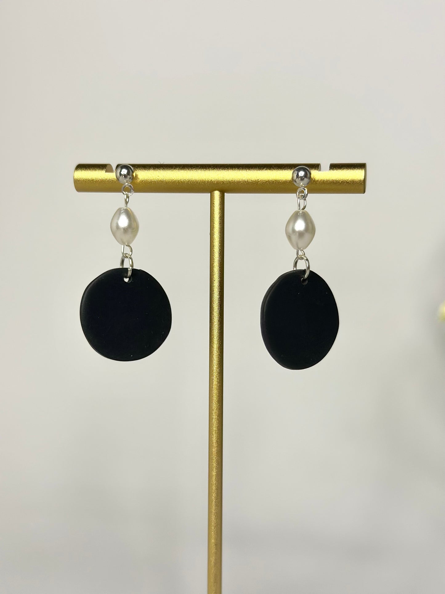 "Charm" earrings round with pearl