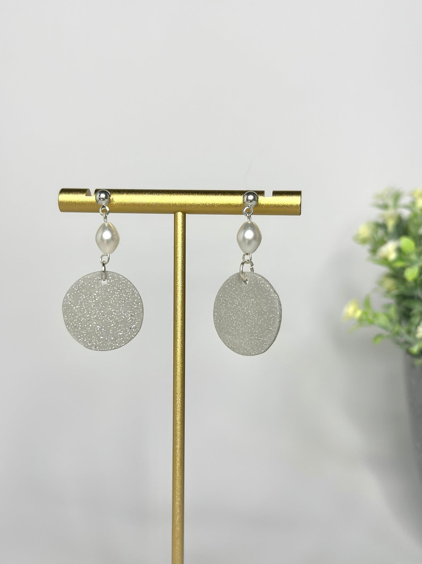 "Charm" earrings round with pearl