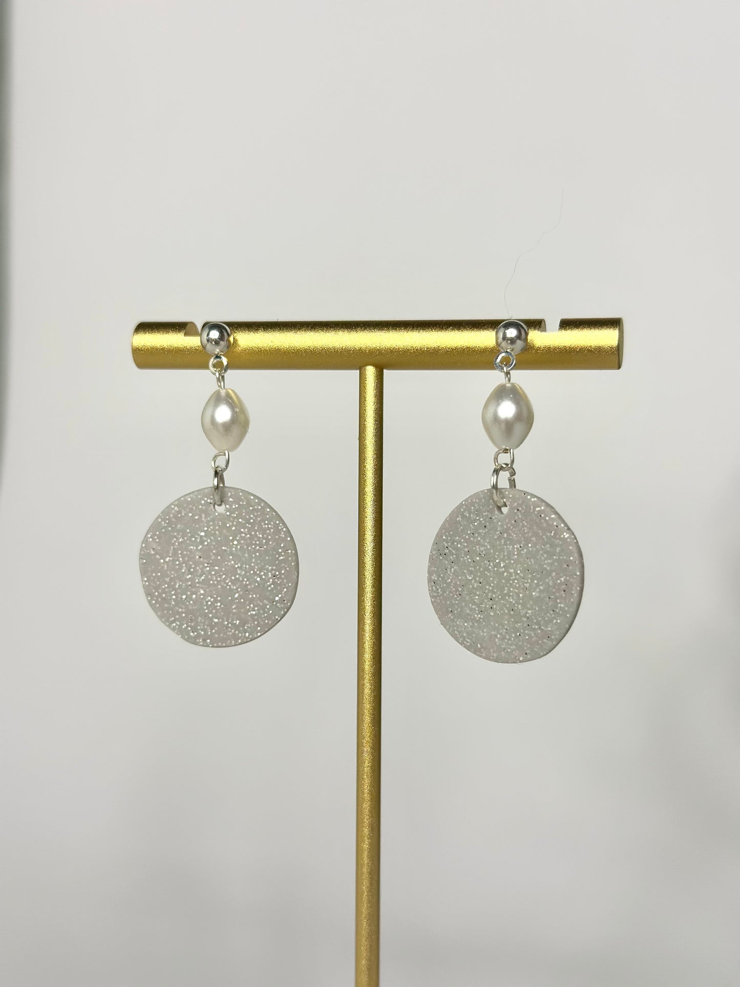 "Charm" earrings round with pearl