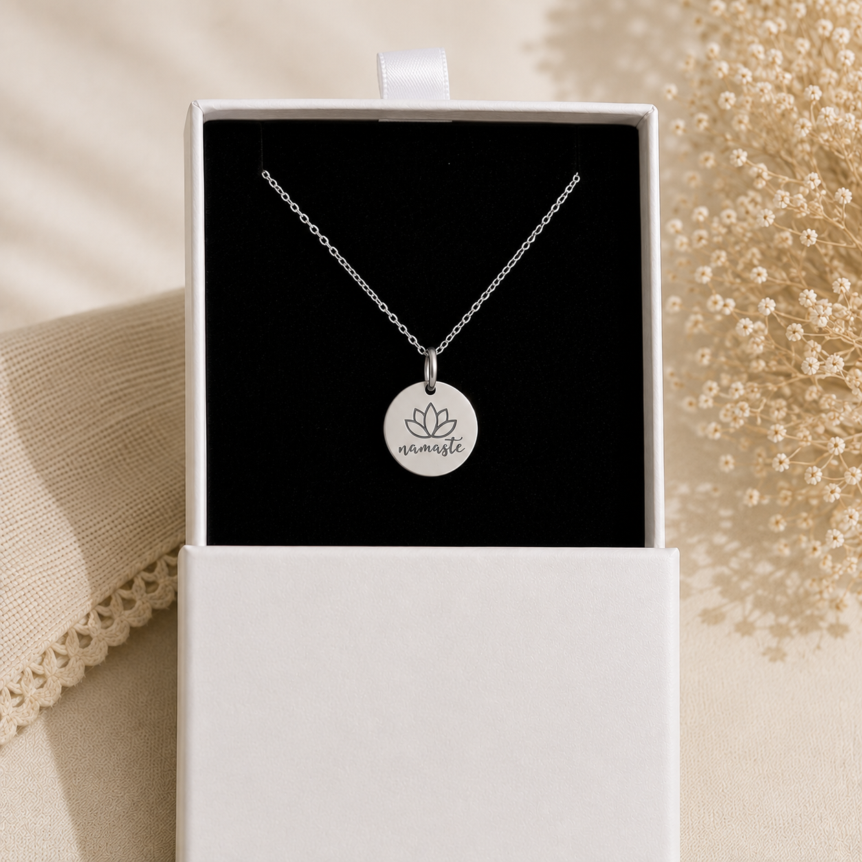 MIRA Yoga Kette Namaste in Silber – Produktbild