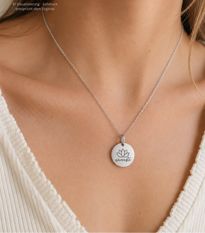 MIRA Yoga Kette Namaste in Silber – Tragebild