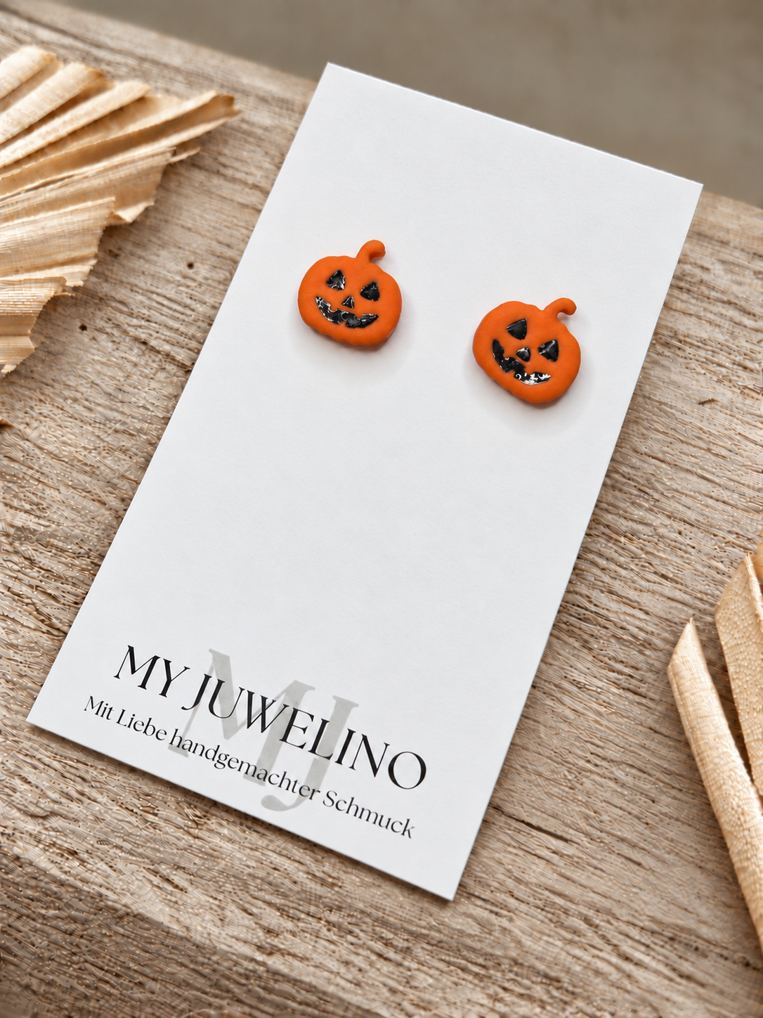 PUMPKIN – Kürbis Ohrstecker auf neutralem Holz-Hintergrund