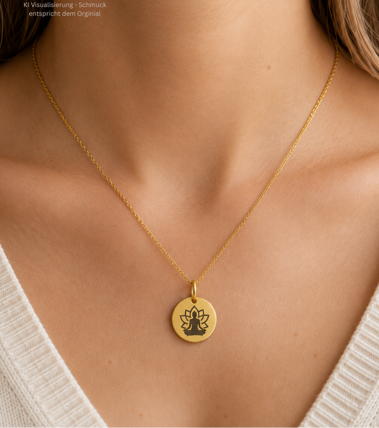 YUNA Yoga Kette Buddha in Gold – Tragebild