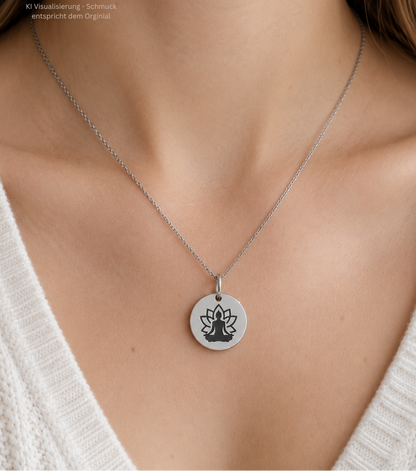YUNA Yoga Kette Buddha in Silber – Tragebild